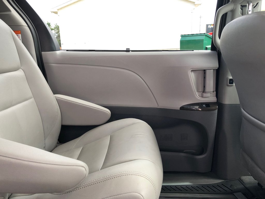 2020 Toyota Sienna XLE - sunroof, reverse camera, power seats, a/c in COLDBROOK, Nova Scotia - 25 - w1024h768px