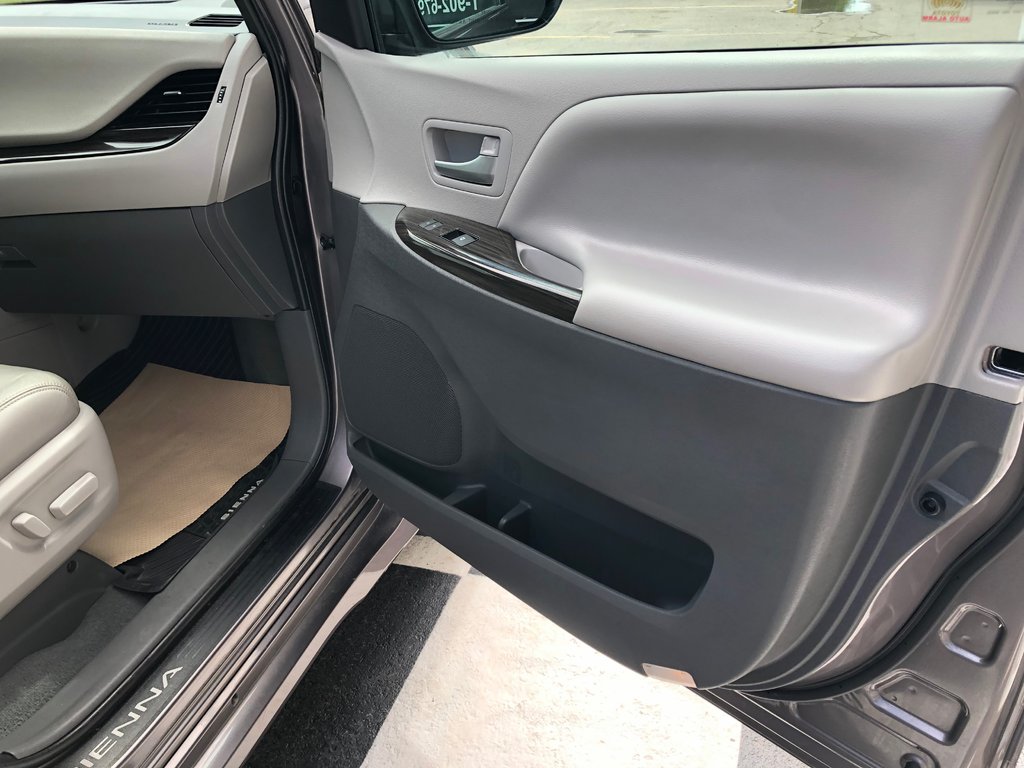 2020 Toyota Sienna XLE - sunroof, reverse camera, power seats, a/c in COLDBROOK, Nova Scotia - 26 - w1024h768px