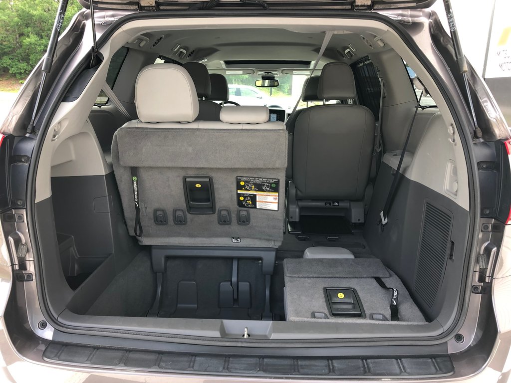 2020 Toyota Sienna XLE - sunroof, reverse camera, power seats, a/c in COLDBROOK, Nova Scotia - 23 - w1024h768px