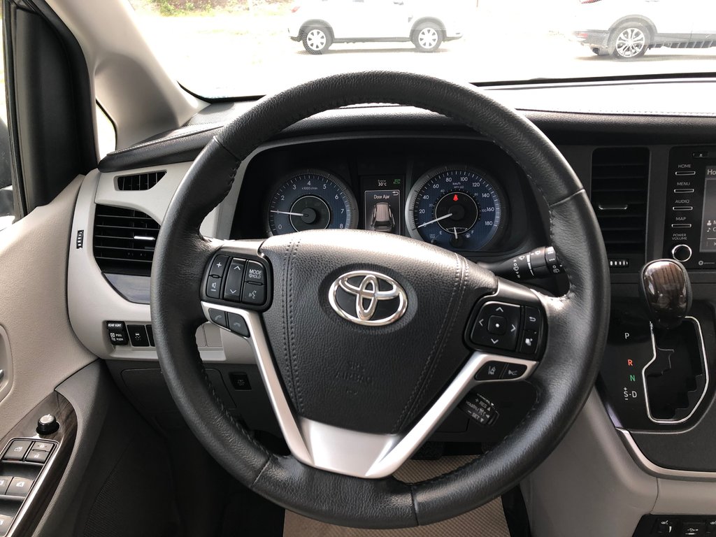 2020 Toyota Sienna XLE - sunroof, reverse camera, power seats, a/c in COLDBROOK, Nova Scotia - 7 - w1024h768px