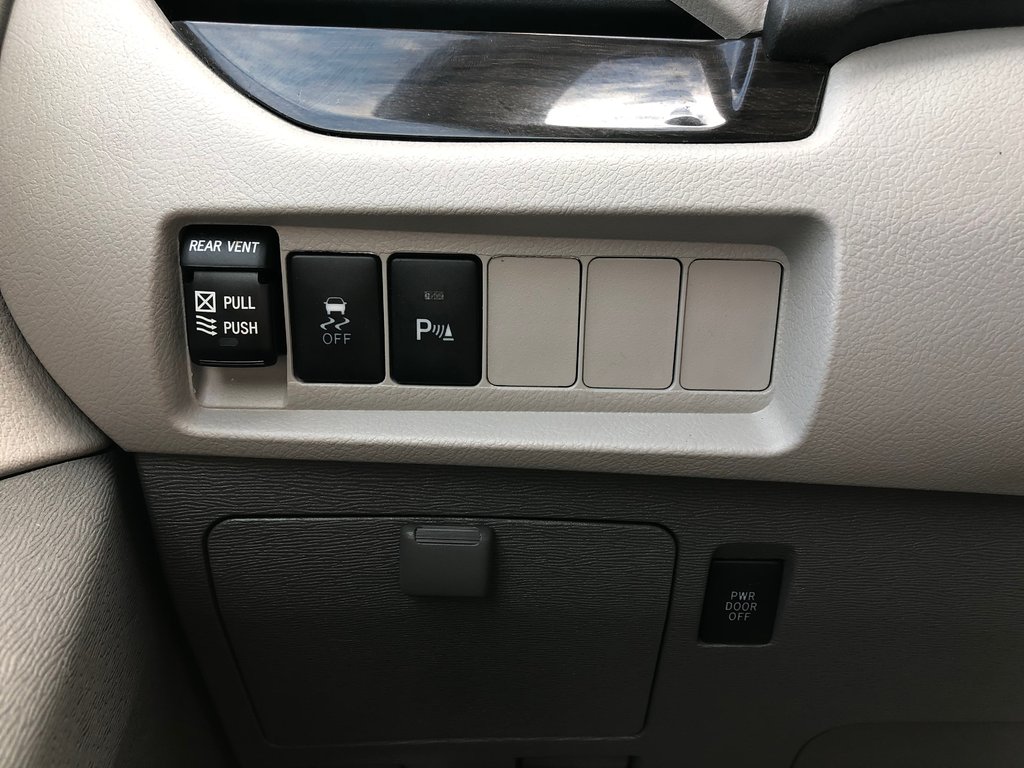 2020 Toyota Sienna XLE - sunroof, reverse camera, power seats, a/c in COLDBROOK, Nova Scotia - 10 - w1024h768px