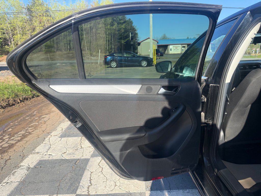 2014 Volkswagen JETTA Comfortline, Keyless entry, MP3, Cruise control in COLDBROOK, Nova Scotia - 12 - w1024h768px