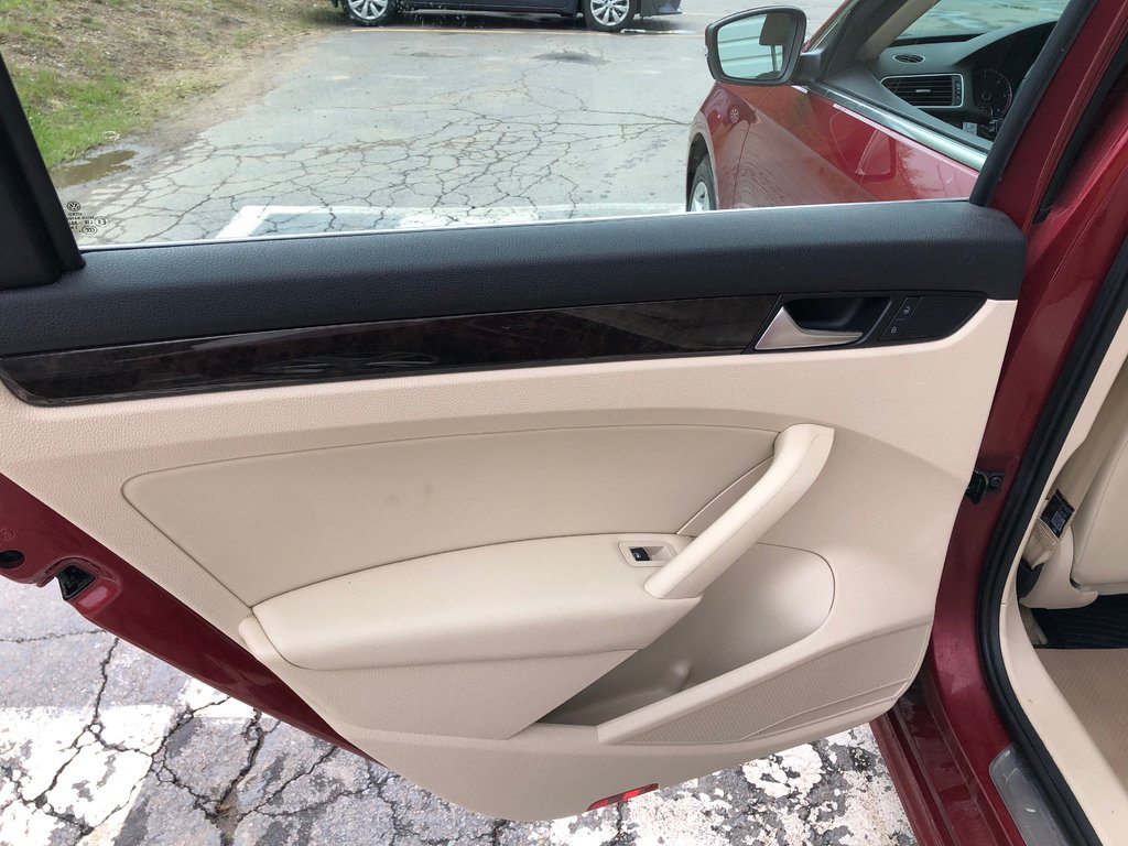 2015 Volkswagen Passat Highline- Diesel , Aftermarket head unit, Sunroof in COLDBROOK, Nova Scotia - 21 - w1024h768px