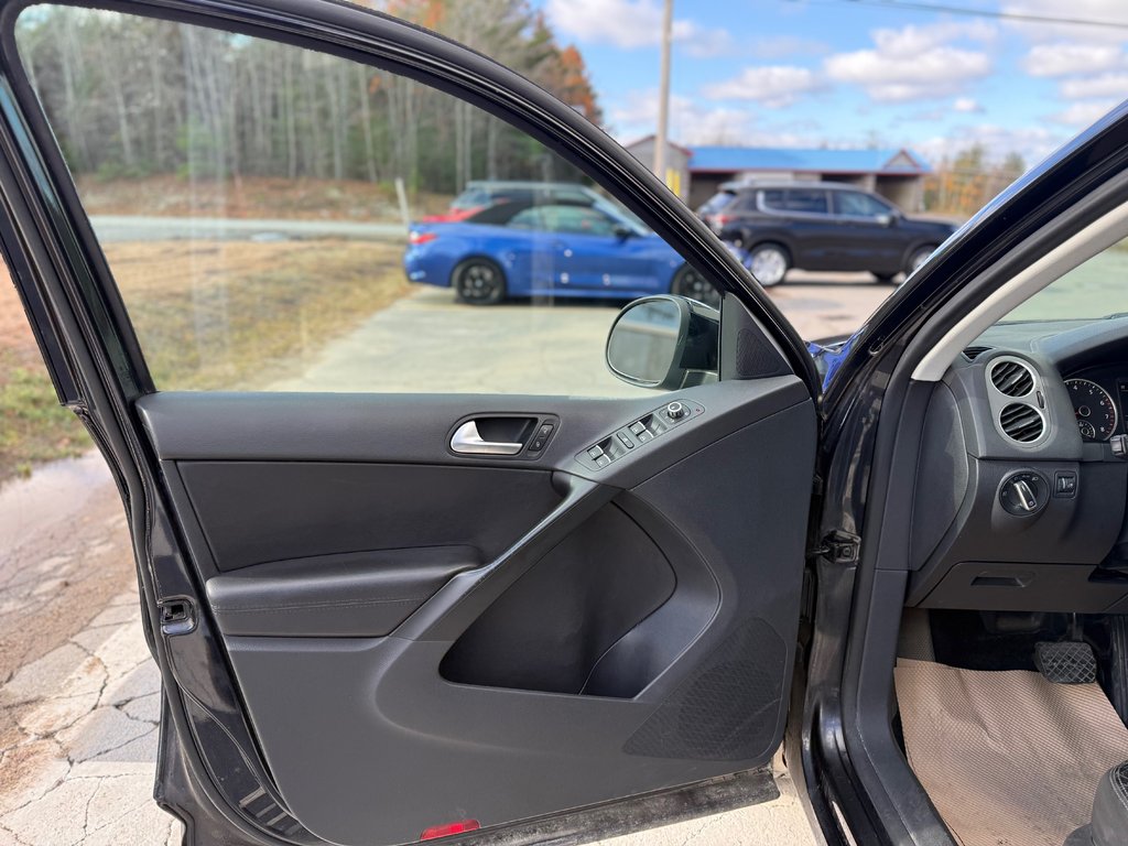 2011 Volkswagen TIGUAN Trendline, Keyless entry, Moonroof, 2.0L turbo in COLDBROOK, Nova Scotia - 7 - w1024h768px