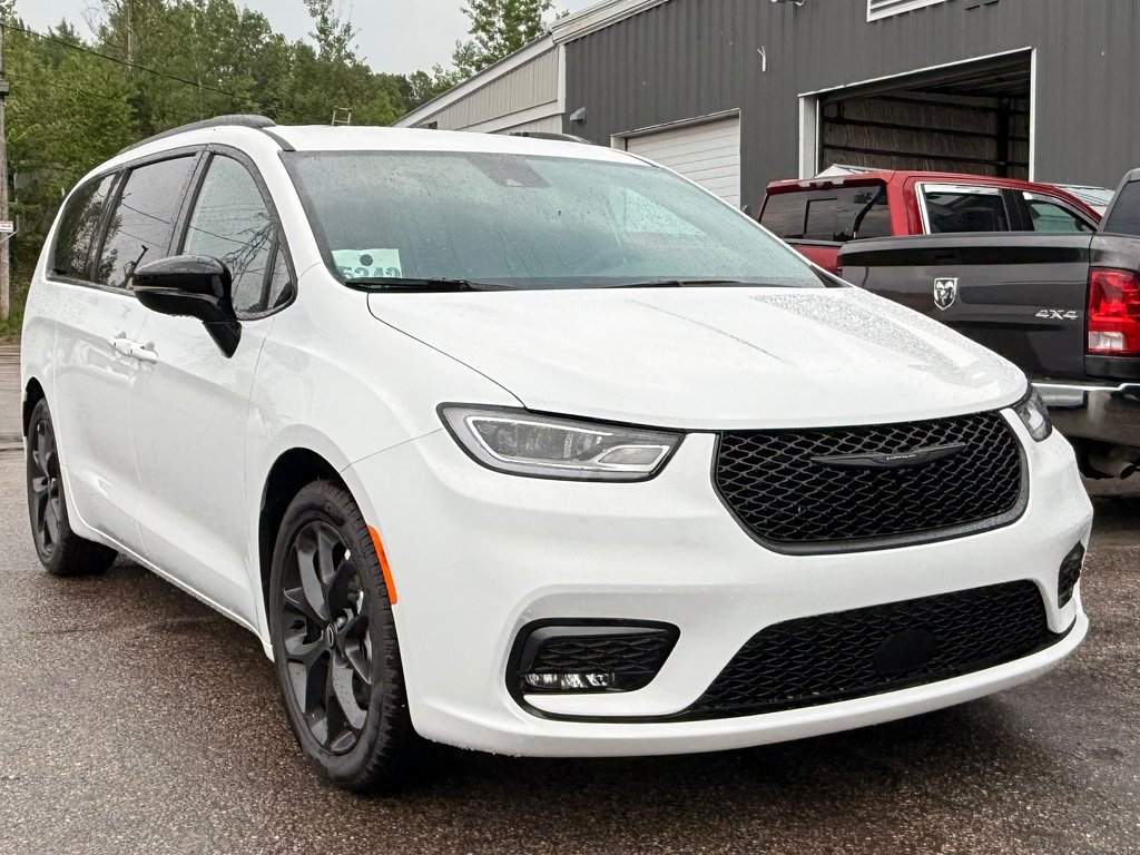 Chrysler Grand Caravan SXT 2026 à Mont-Tremblant, Québec - 2 - w1024h768px
