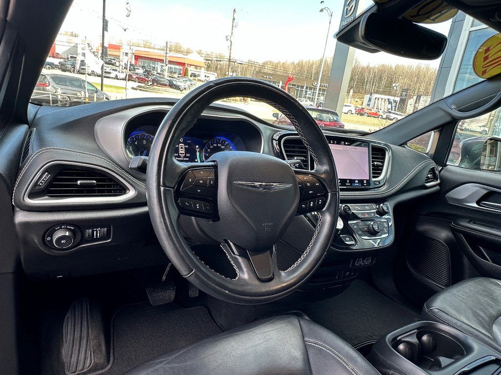 2022  Pacifica Touring L in Mont-Tremblant, Quebec - 19 - w1024h768px