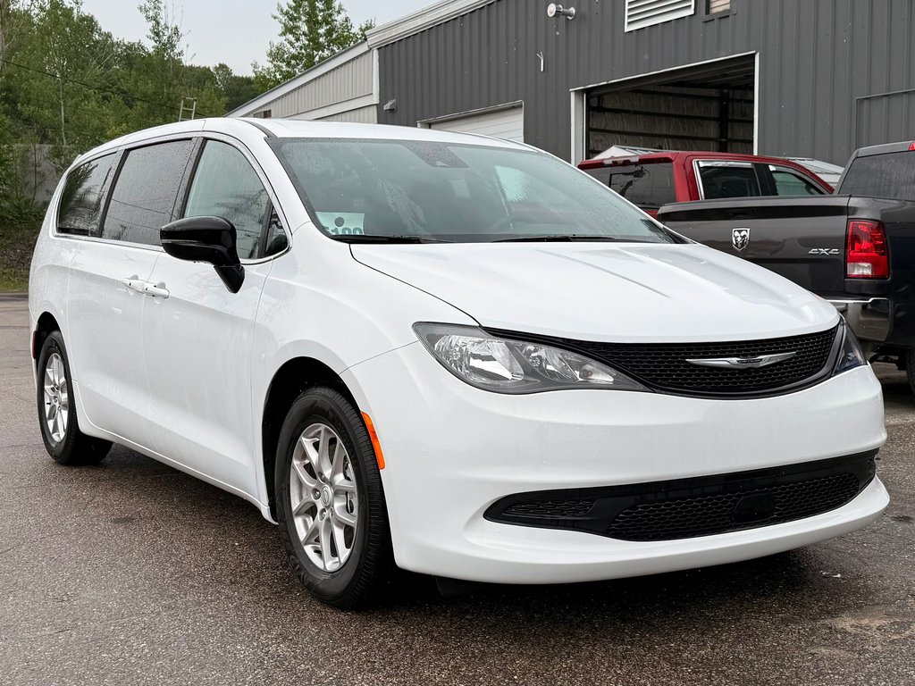 Chrysler Pacifica SELECT 2026 à Mont-Tremblant, Québec - 2 - w1024h768px