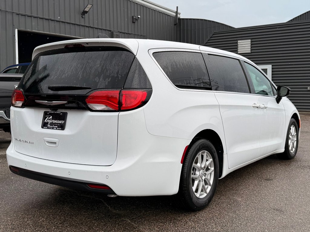 Chrysler Pacifica SELECT 2026 à Mont-Tremblant, Québec - 5 - w1024h768px