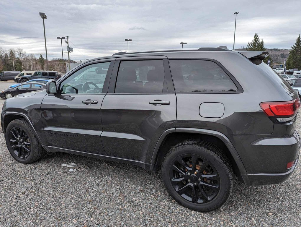 2020  Grand Cherokee Altitude in Mont-Laurier, Quebec - 5 - w1024h768px