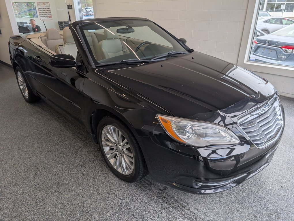 2011 Chrysler 200 Touring CONVERTIBLE, in Magog, Quebec - 1 - w1024h768px