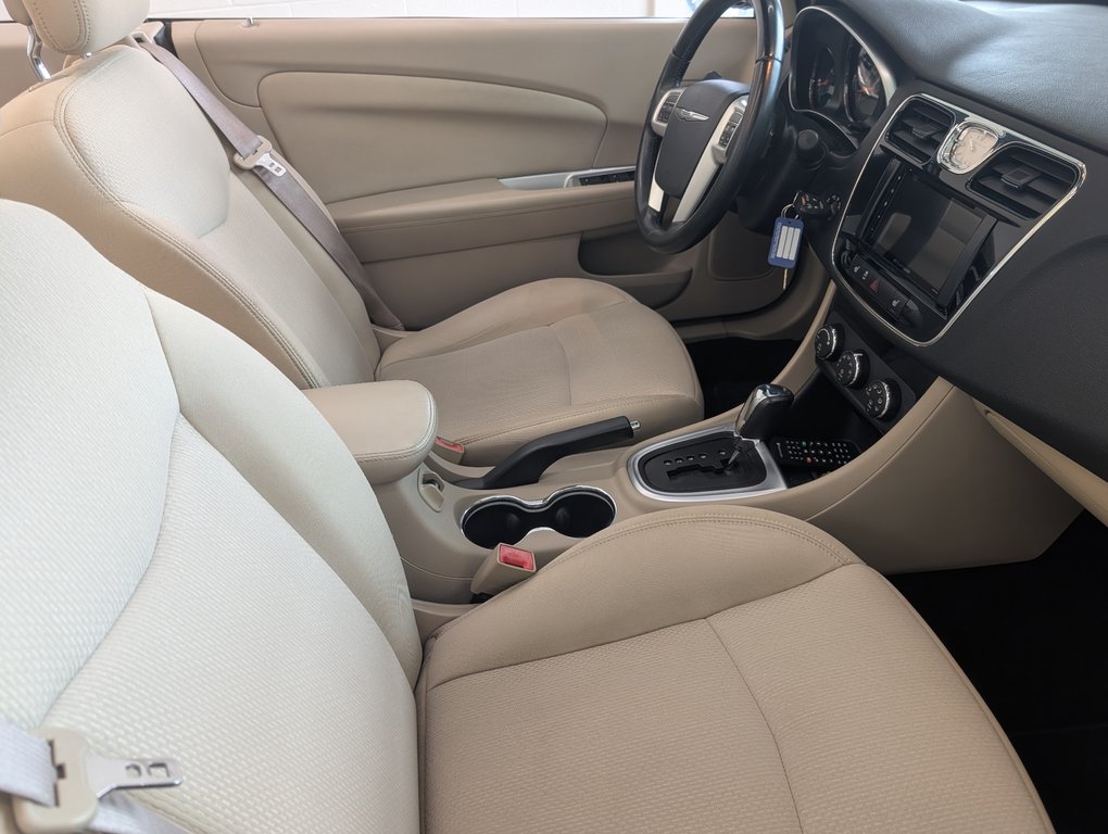 2011 Chrysler 200 Touring CONVERTIBLE, in Magog, Quebec - 8 - w1024h768px