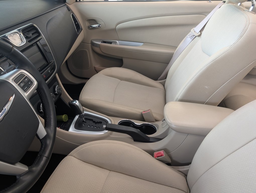 2011 Chrysler 200 Touring CONVERTIBLE, in Magog, Quebec - 11 - w1024h768px