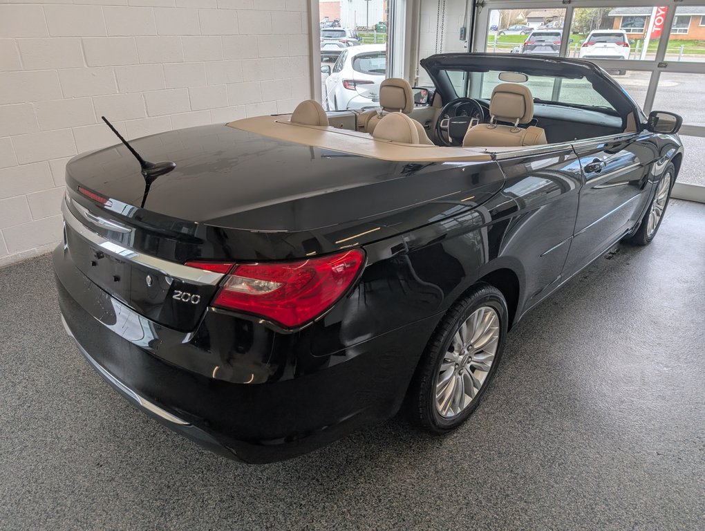 2011 Chrysler 200 Touring CONVERTIBLE, in Magog, Quebec - 4 - w1024h768px