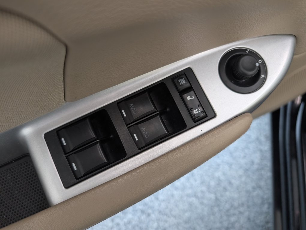 2011 Chrysler 200 Touring CONVERTIBLE, in Magog, Quebec - 13 - w1024h768px