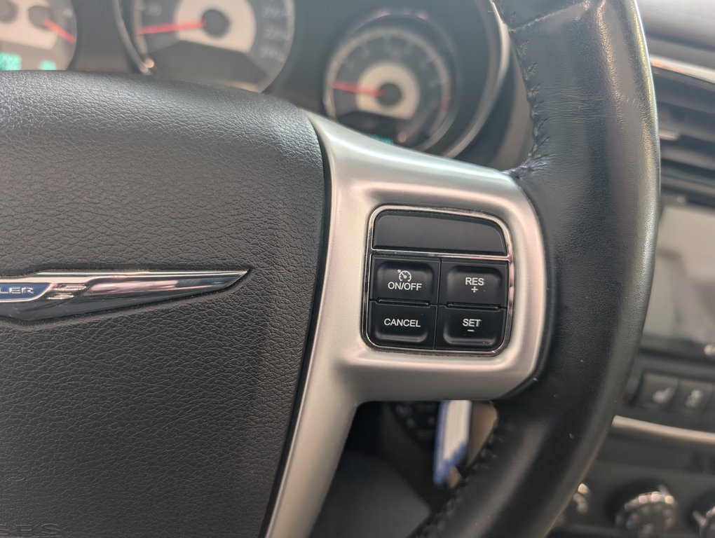 2011 Chrysler 200 Touring CONVERTIBLE, in Magog, Quebec - 18 - w1024h768px