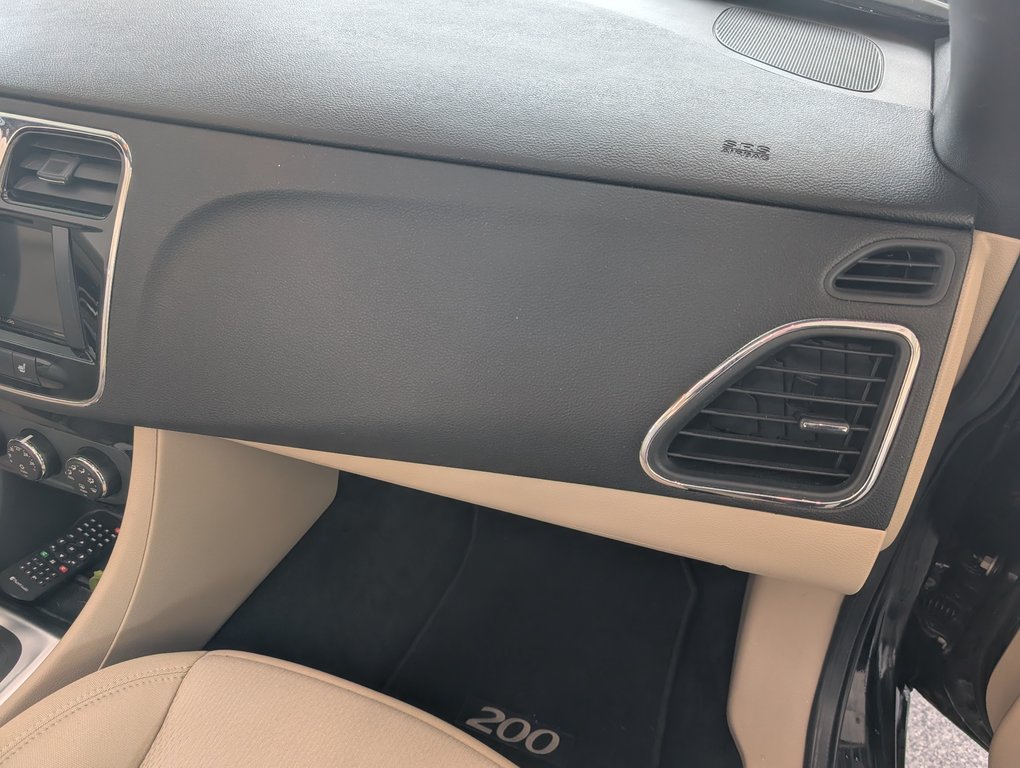 2011 Chrysler 200 Touring CONVERTIBLE, in Magog, Quebec - 9 - w1024h768px