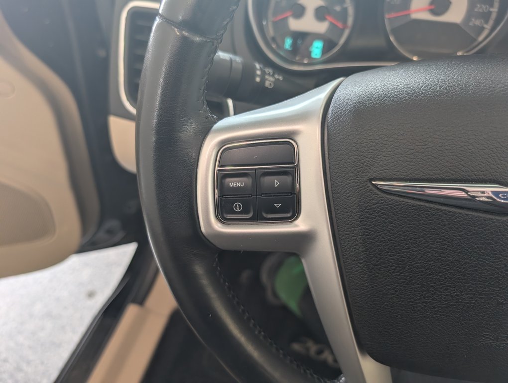 2011 Chrysler 200 Touring CONVERTIBLE, in Magog, Quebec - 17 - w1024h768px