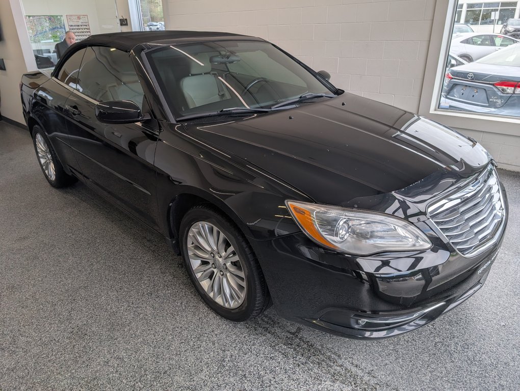 2011 Chrysler 200 Touring CONVERTIBLE, in Magog, Quebec - 3 - w1024h768px