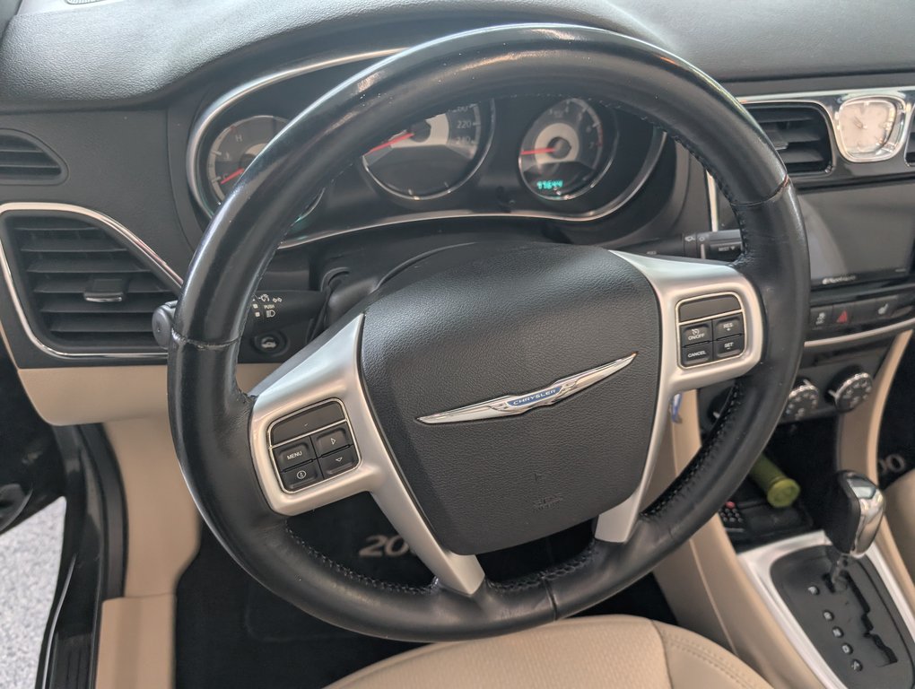 2011 Chrysler 200 Touring CONVERTIBLE, in Magog, Quebec - 12 - w1024h768px