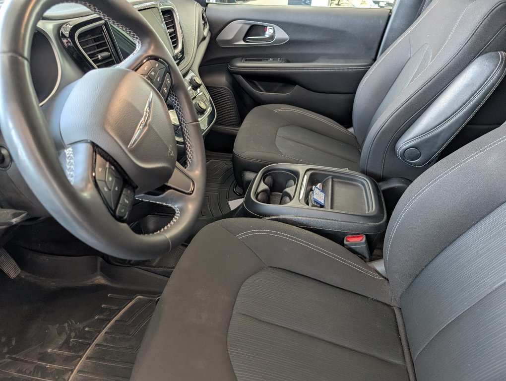 2022 Chrysler Pacifica Touring in Magog, Quebec - 9 - w1024h768px
