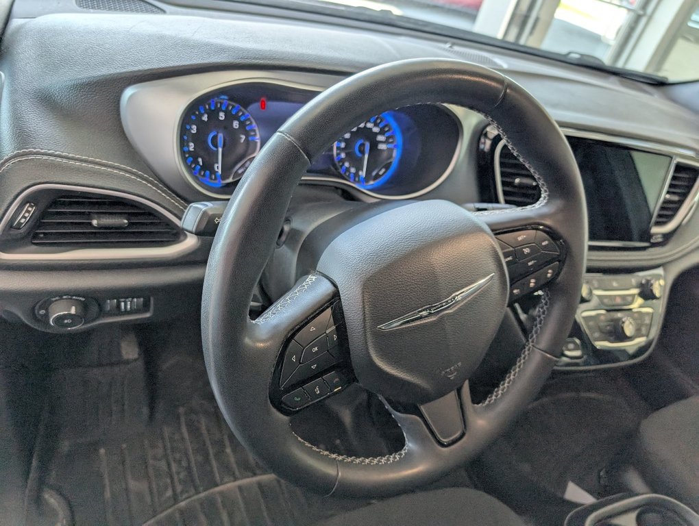 2022 Chrysler Pacifica Touring in Magog, Quebec - 10 - w1024h768px
