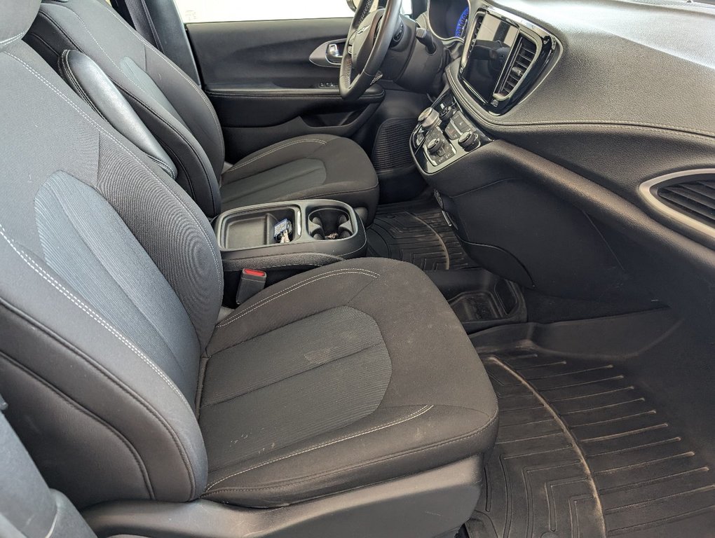 2022 Chrysler Pacifica Touring in Magog, Quebec - 7 - w1024h768px