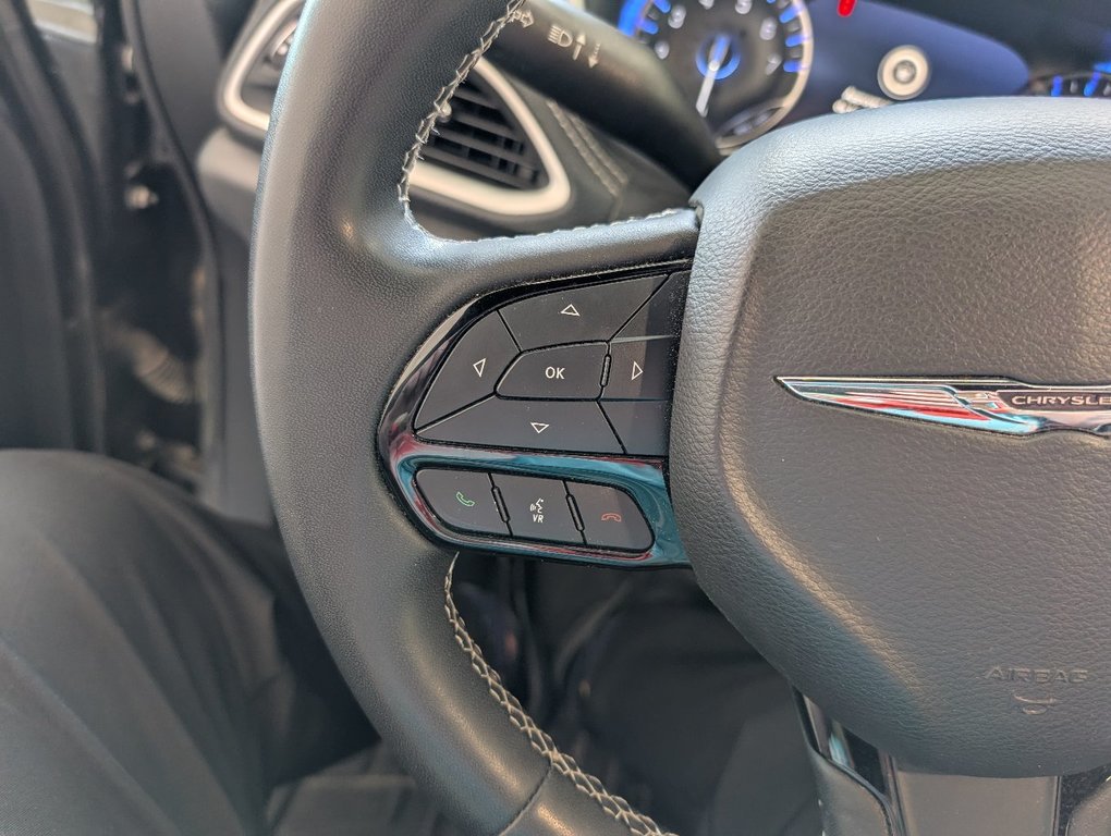2022 Chrysler Pacifica Touring in Magog, Quebec - 17 - w1024h768px