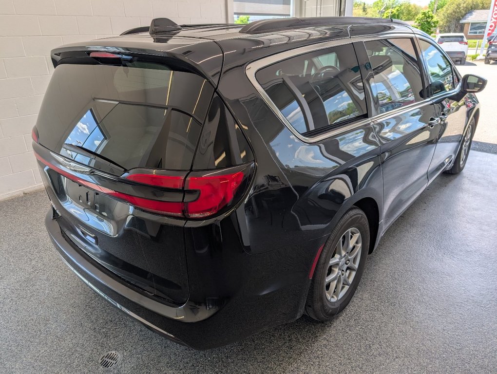 2022 Chrysler Pacifica Touring in Magog, Quebec - 3 - w1024h768px