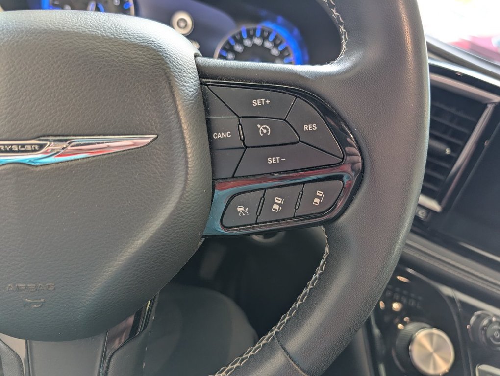 2022 Chrysler Pacifica Touring in Magog, Quebec - 18 - w1024h768px