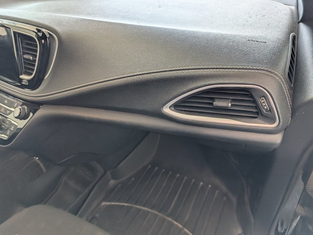 2022 Chrysler Pacifica Touring in Magog, Quebec - 8 - w1024h768px