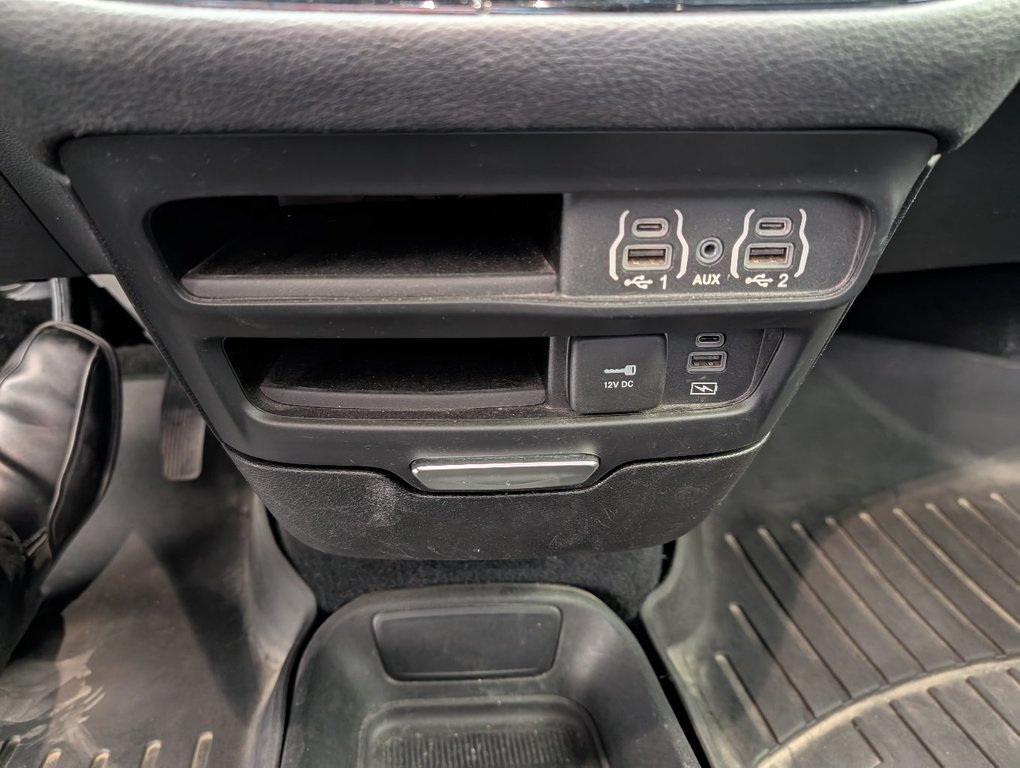 2022 Chrysler Pacifica Touring in Magog, Quebec - 14 - w1024h768px