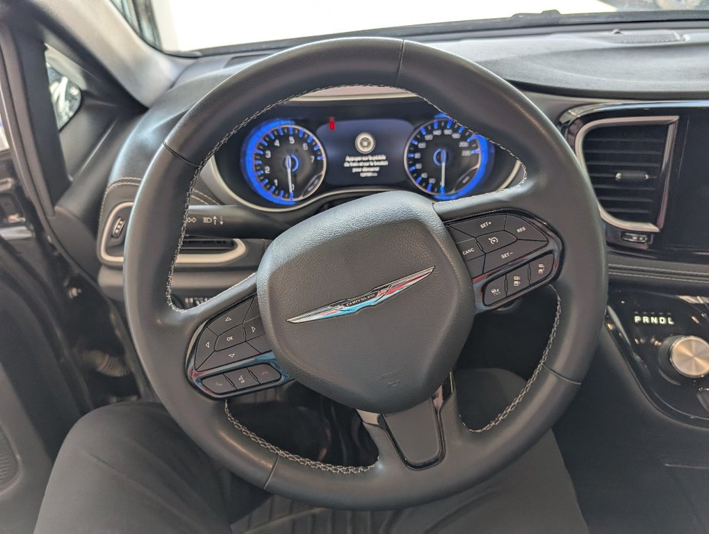 2022 Chrysler Pacifica Touring in Magog, Quebec - 13 - w1024h768px