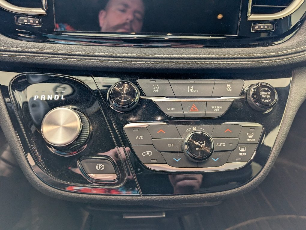 2022 Chrysler Pacifica Touring in Magog, Quebec - 15 - w1024h768px
