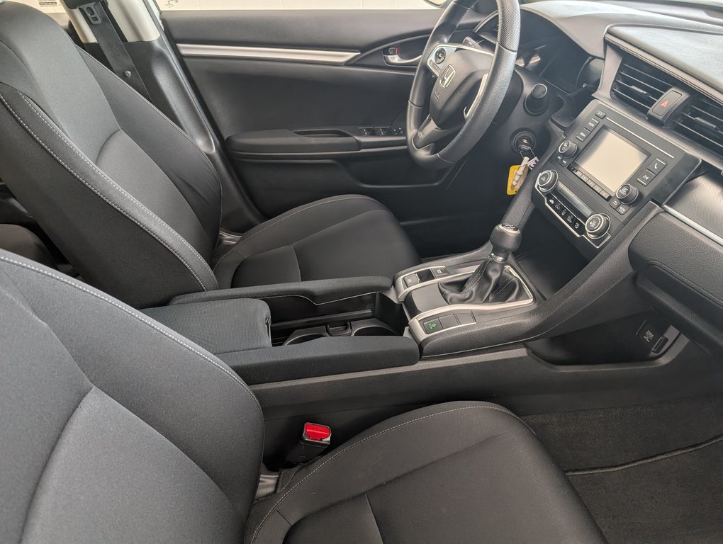 Honda Civic Sedan DX 2017 à Magog, Québec - 8 - w1024h768px