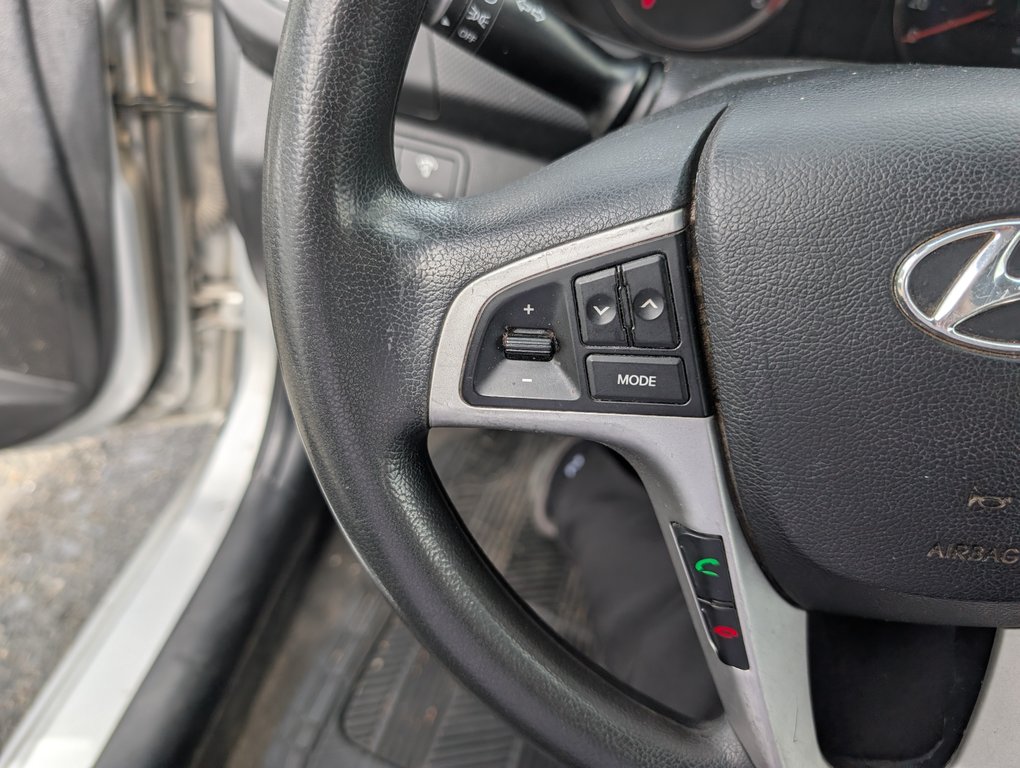 2014 Hyundai Accent GL in Magog, Quebec - 14 - w1024h768px