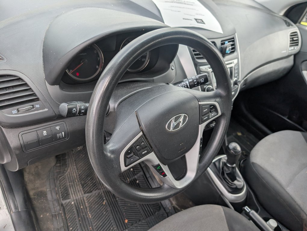 2014 Hyundai Accent GL in Magog, Quebec - 9 - w1024h768px