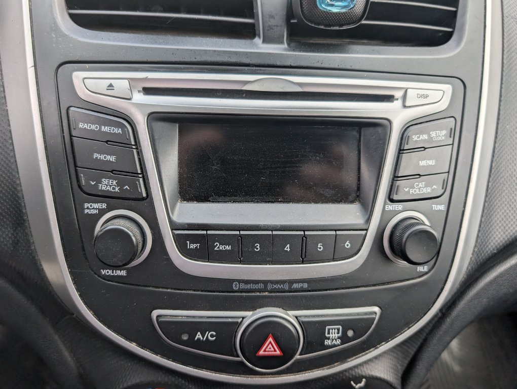 2014 Hyundai Accent GL in Magog, Quebec - 13 - w1024h768px
