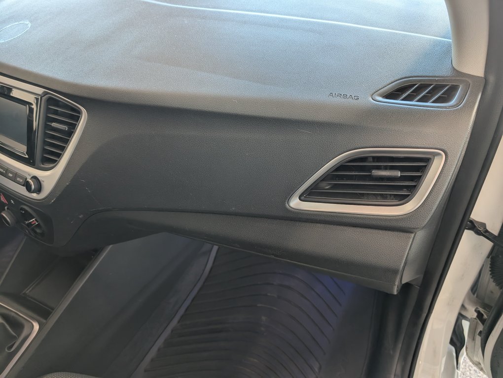 Hyundai Accent Essential 2019 à Magog, Québec - 9 - w1024h768px