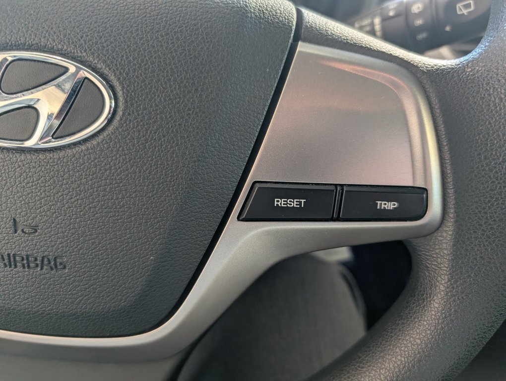 Hyundai Accent Essential 2019 à Magog, Québec - 15 - w1024h768px