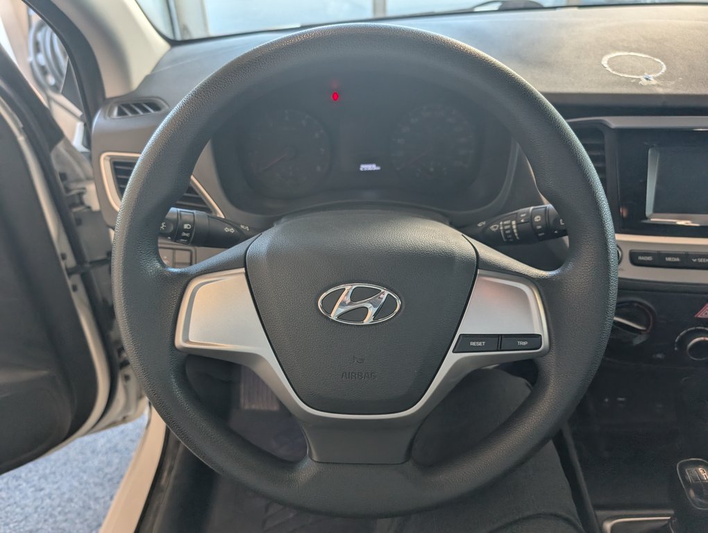 Hyundai Accent Essential 2019 à Magog, Québec - 12 - w1024h768px