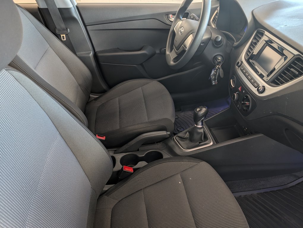 Hyundai Accent Essential 2019 à Magog, Québec - 8 - w1024h768px