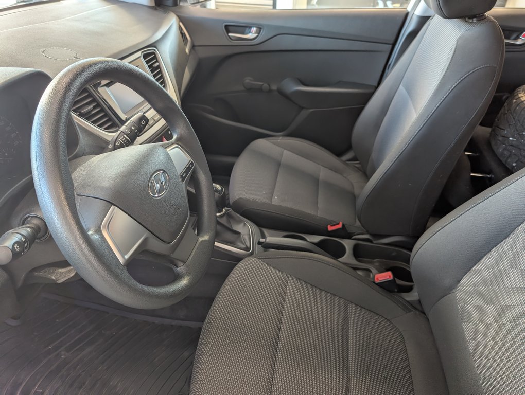 Hyundai Accent Essential 2019 à Magog, Québec - 10 - w1024h768px