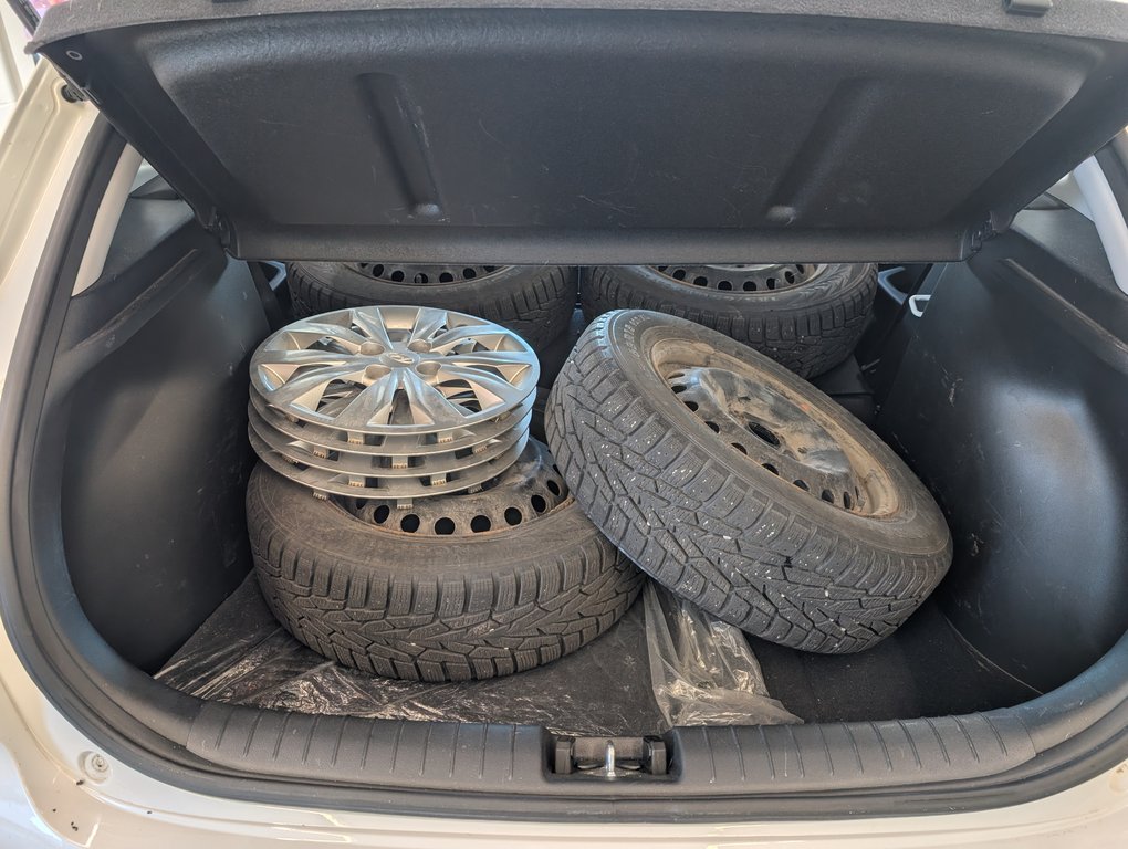 Hyundai Accent Essential 2019 à Magog, Québec - 7 - w1024h768px