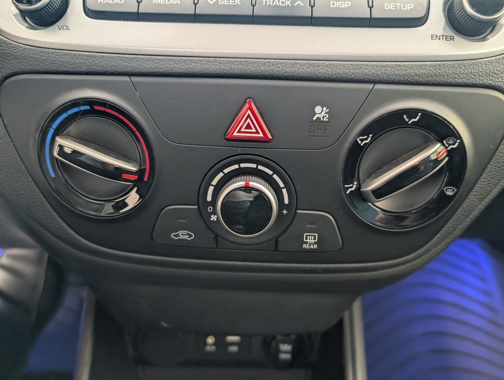 Hyundai Accent Essential 2019 à Magog, Québec - 14 - w1024h768px