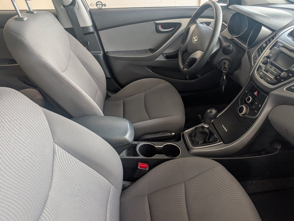2016 Hyundai Elantra L in Magog, Quebec - 8 - w1024h768px