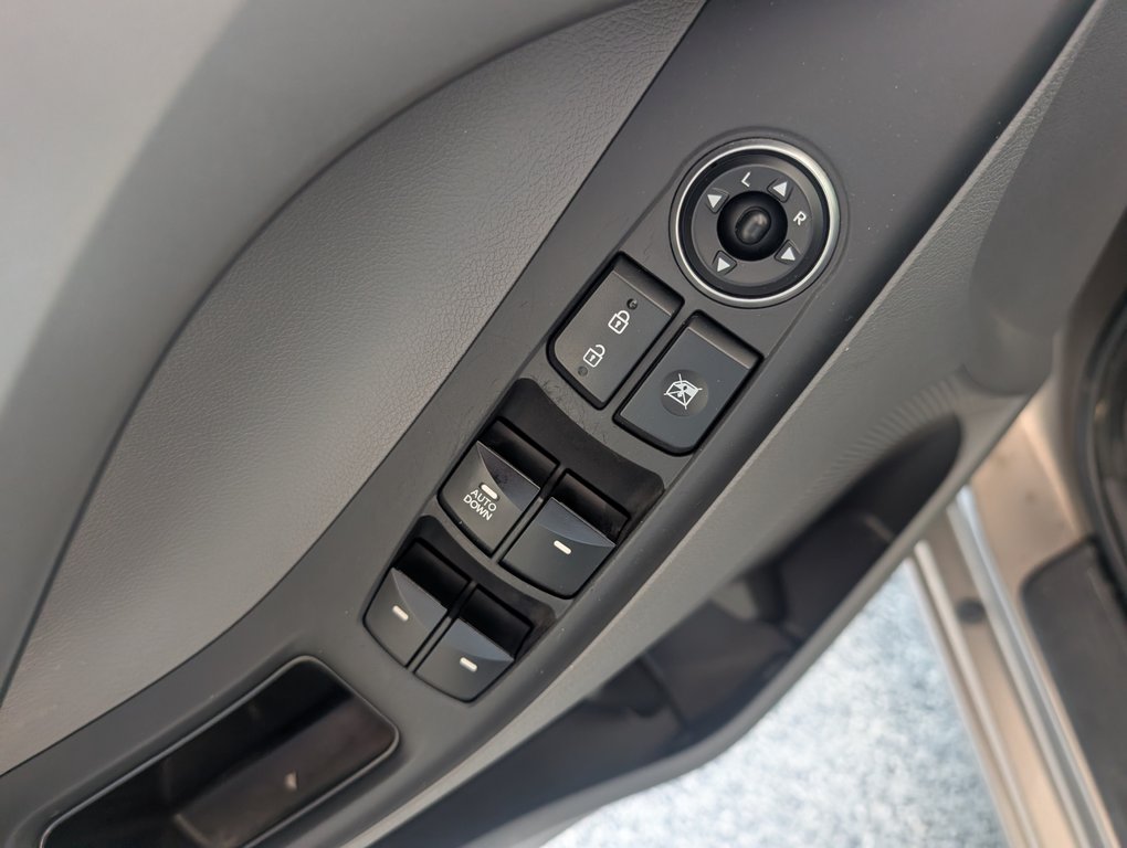 2016 Hyundai Elantra L in Magog, Quebec - 13 - w1024h768px
