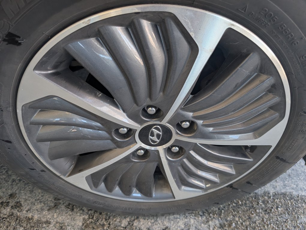 2021 Hyundai Ioniq Plug-In Hybrid Preferred in Magog, Quebec - 22 - w1024h768px