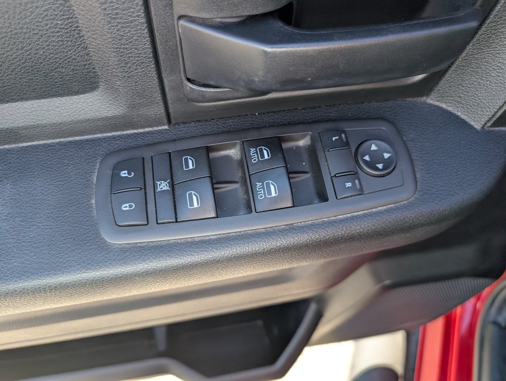 2020 Ram 1500 Classic Express in Magog, Quebec - 17 - w1024h768px