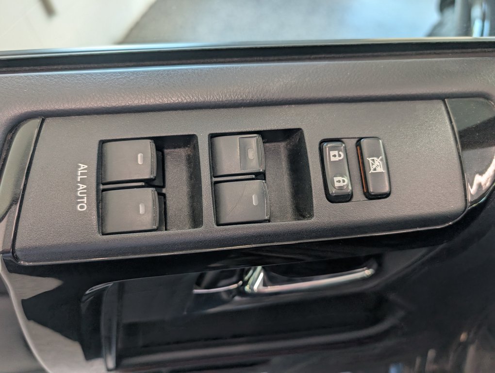 2017 Toyota 4Runner V6 4X4, CUIR, in Magog, Quebec - 16 - w1024h768px