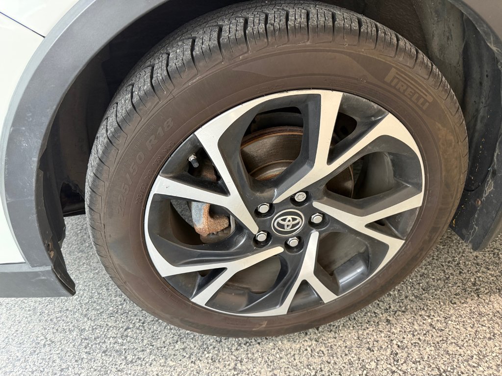 2018 Toyota C-HR XLE in Magog, Quebec - 18 - w1024h768px